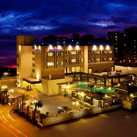 Отель Golden Tulip Bhiwadi Экстерьер фото