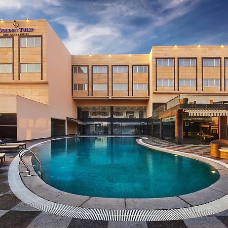 Отель Golden Tulip Bhiwadi Экстерьер фото