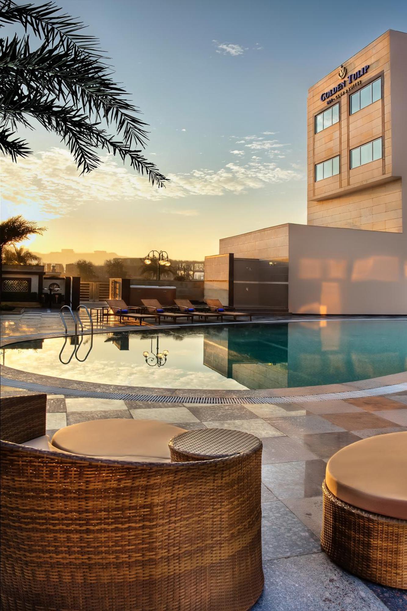 Отель Golden Tulip Bhiwadi Экстерьер фото