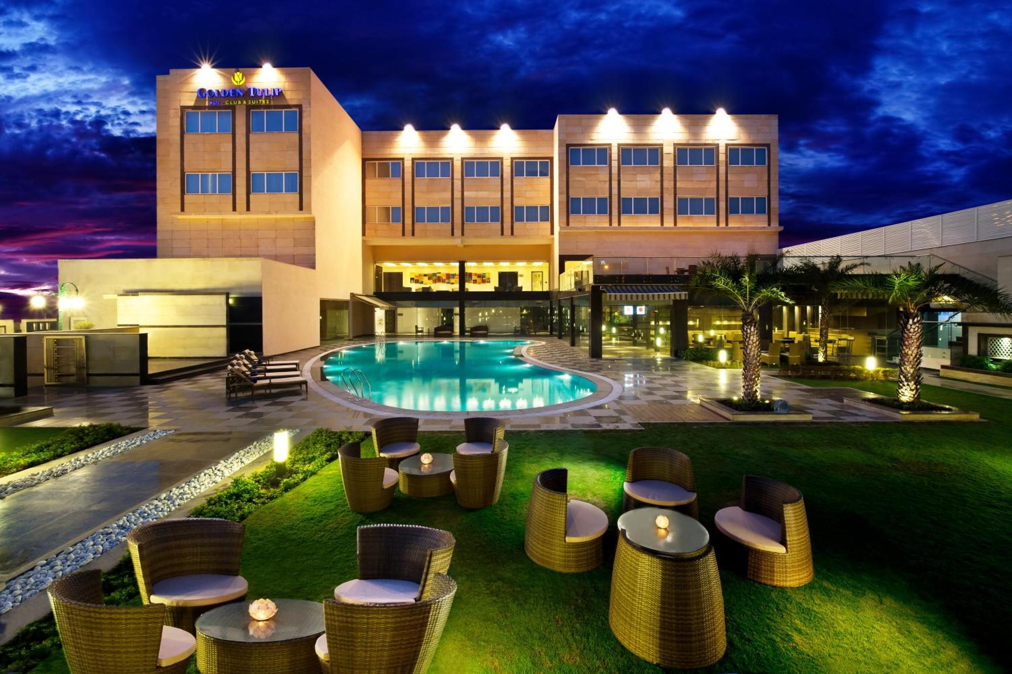 Отель Golden Tulip Bhiwadi Экстерьер фото